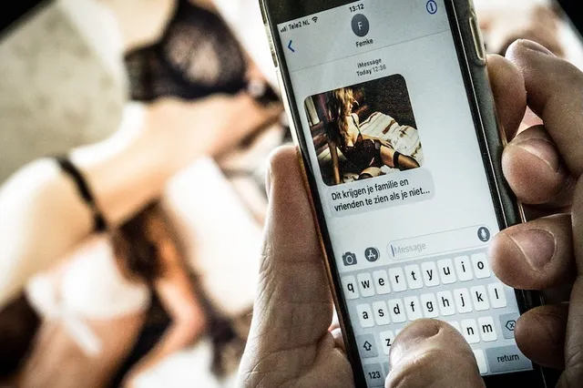 Seskuele uitbuiting gaat online heel snel. Er gaan niet zoals vroeger maanden overheen voordat iemand in uitbuiting belandt. Door bijvoorbeeld chantage met online naaktmateriaal, belanden ze binnen no time in de uitbuiting. Juist als het om jongeren gaat, zien we veel online misbruik.