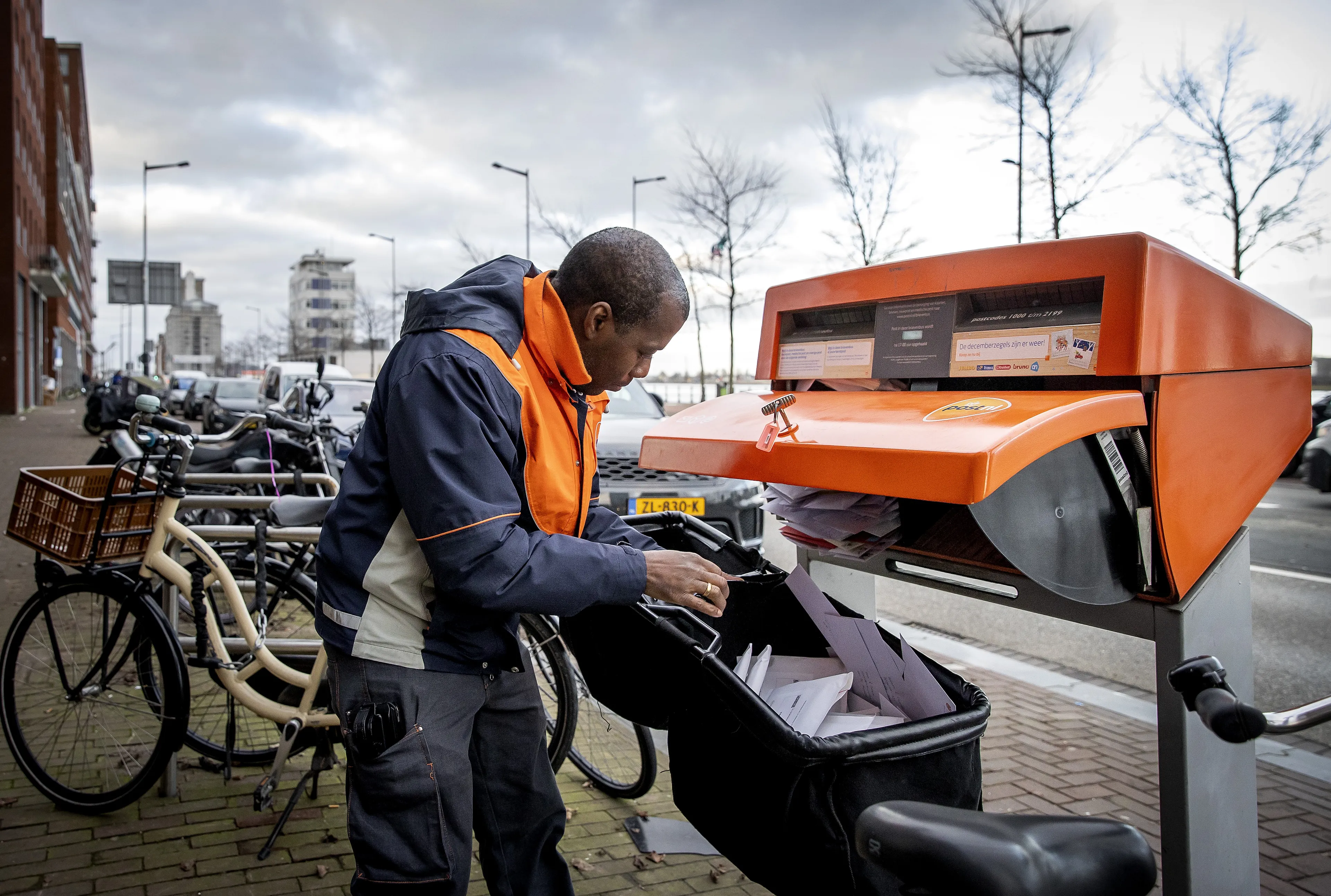 PostNL verhoogt weer postzegelprijs: grootste stap sinds 2014