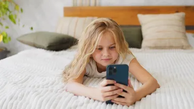 Onder de 14 jaar geen smartphone? Steeds meer ouders tekenen pact