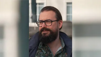 Carel groeide op in een woonwagen en is nu hoogleraar: 'Ik wist niet waar ik bij hoorde'