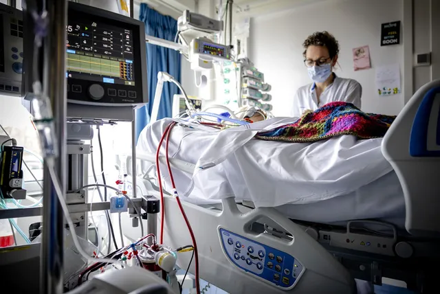 Het Erasmus MC. Het ziekenhuis verhoogde vorige week de parkeerkosten.