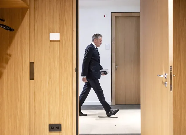 Premier Dick Schoof wandelt door de Haagse gangen. Moeten we terug naar de politieke cultuur van achterkamertjes?.