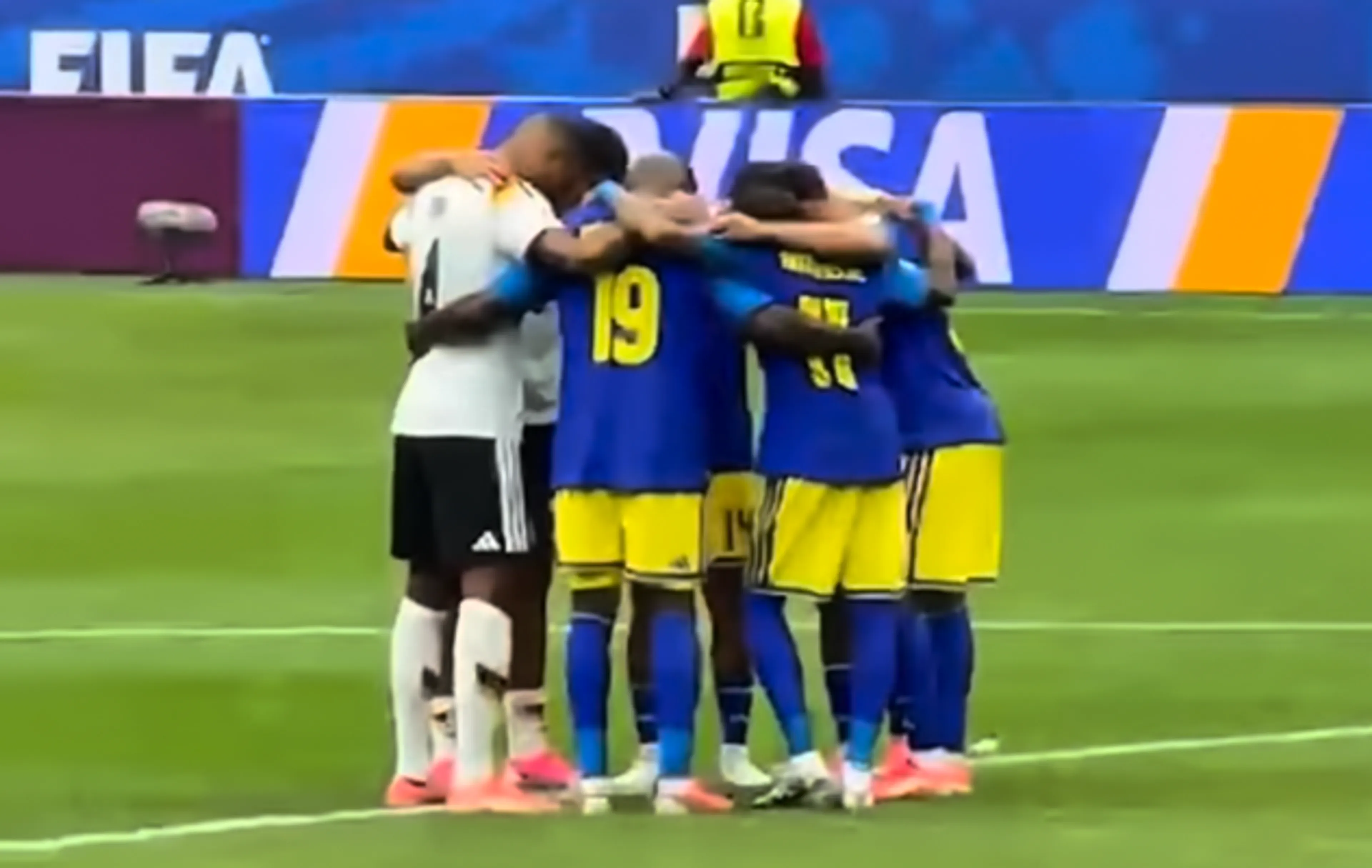 Spelers Duitsland en Curacao bidden na afloop wedstrijd