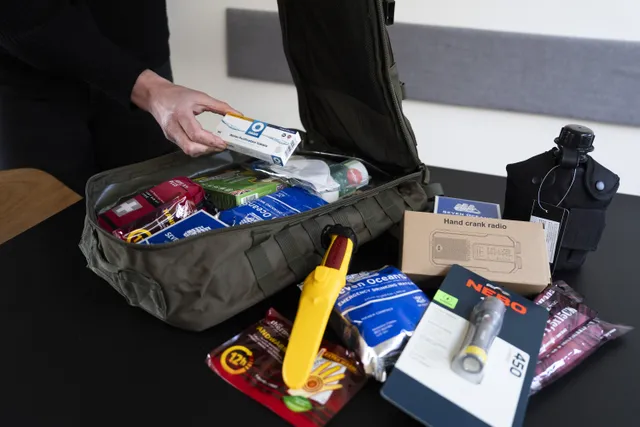 De overheid adviseert om een noodpakket in huis te halen voor noodsituaties.