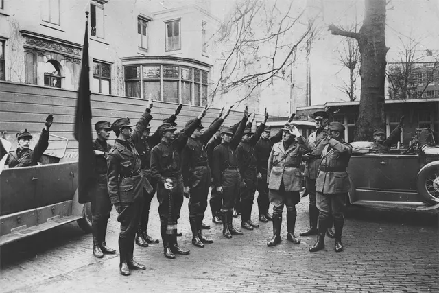 wat we kunnen leren van de jaren voor de tweede wereldoorlog, welke signalen waren er al in 1920-1940 te zien, welke kenmerken in de politiek in nederland en duitsland.