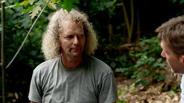 Joost Dirks is meerdere malen gedwongen opgenomen geweest in psychiatrische instellingen. De psychoses hebben veel invloed op zijn leven. In Dit is de Kwestie (EO) deelt hij zijn verhaal.