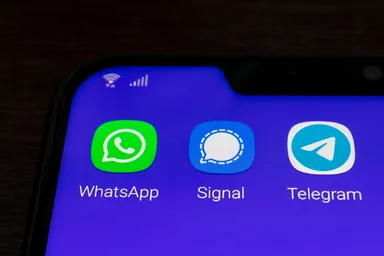 'Moeten we niet naar Signal?' Volgens deze tech-expert dragen WhatsApp, Facebook en Instagram bij aan polarisatie
