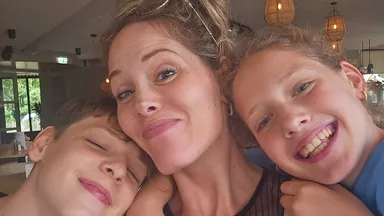 Dolores laat haar baarmoeder en eierstokken weghalen: 'Ik kijk ernaar uit om vol in het leven te staan'