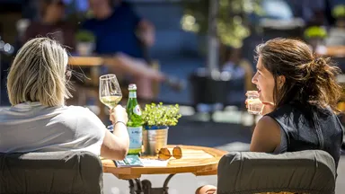 Drinken we meer alcohol in de zomer? 'Snel risico op uitdroging'