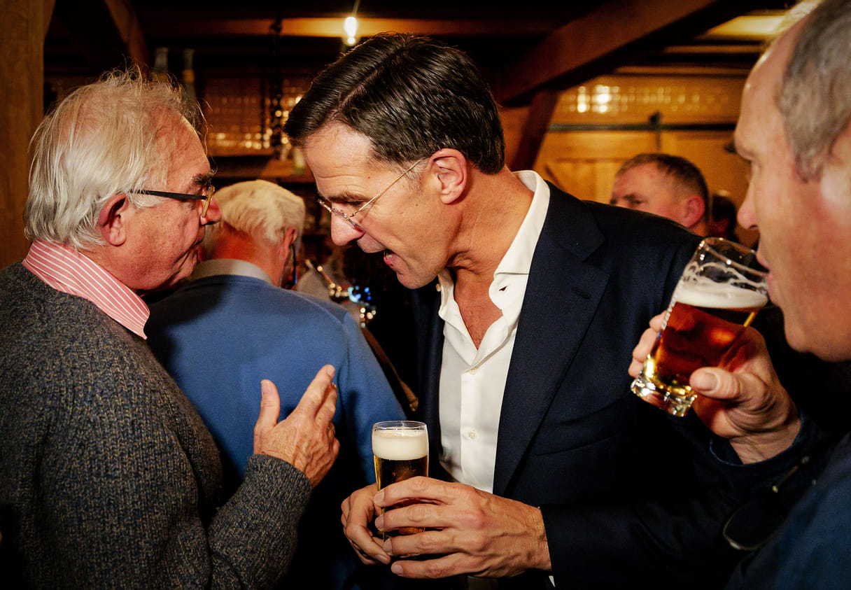 Welke politieke borrels zijn het leukst? 'Zelfs die van de SGP zijn heel gezellig'