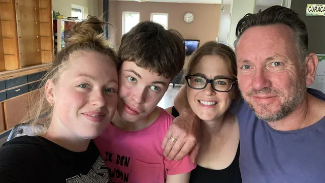 Jemima Bouma is te duur voor de zorg. Haar moeder Esther en haar zus Rebecca vertellen over de situatie in Dit is de Kwestie (EO).