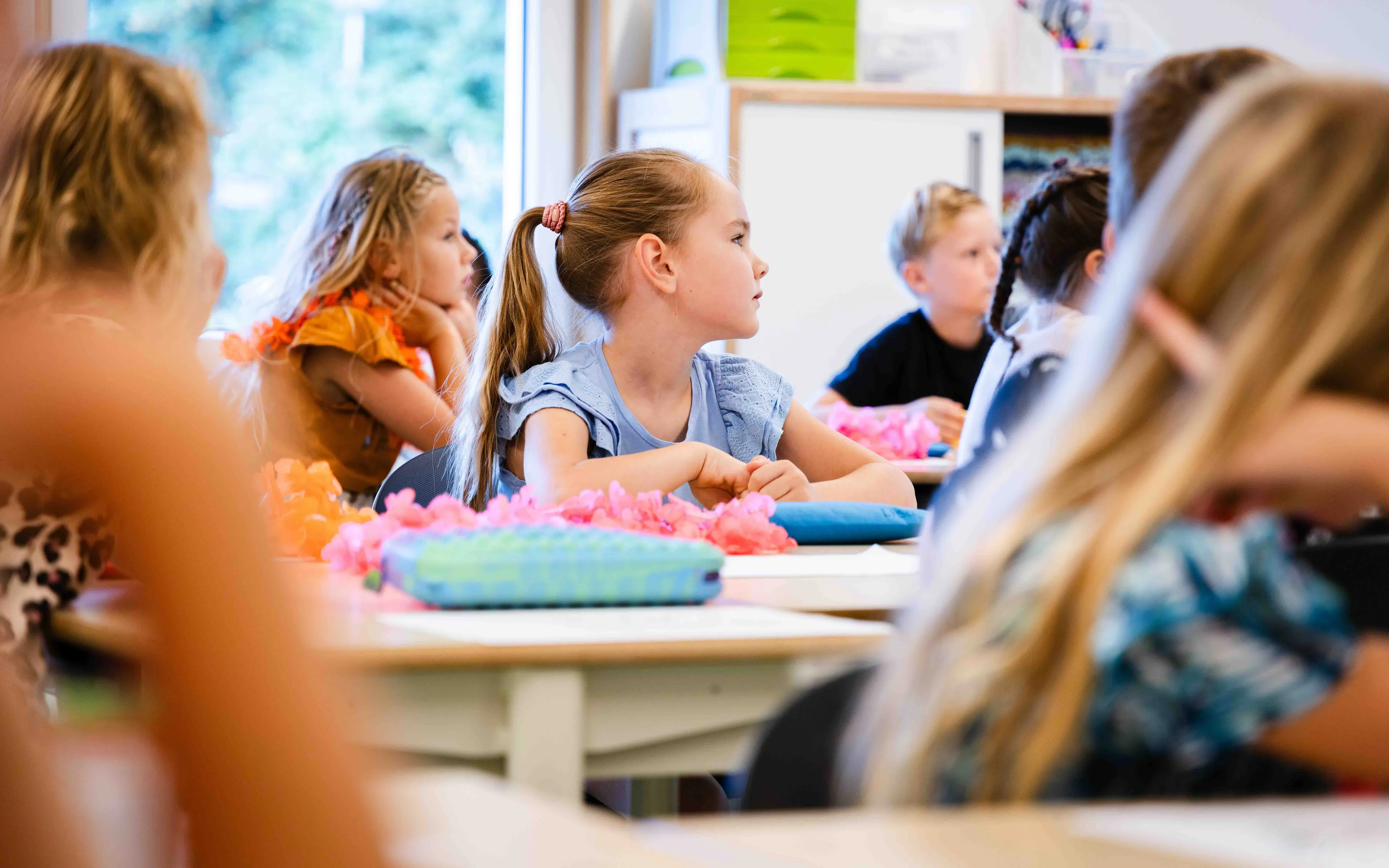 Onbevoegde leraar in het klaslokaal, kinderen in klaslokaal
