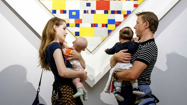 Waarom deze babynamen verdwijnen: ‘Ouders laten zich beïnvloeden door sociale media’, vader en moeder met twee baby's.