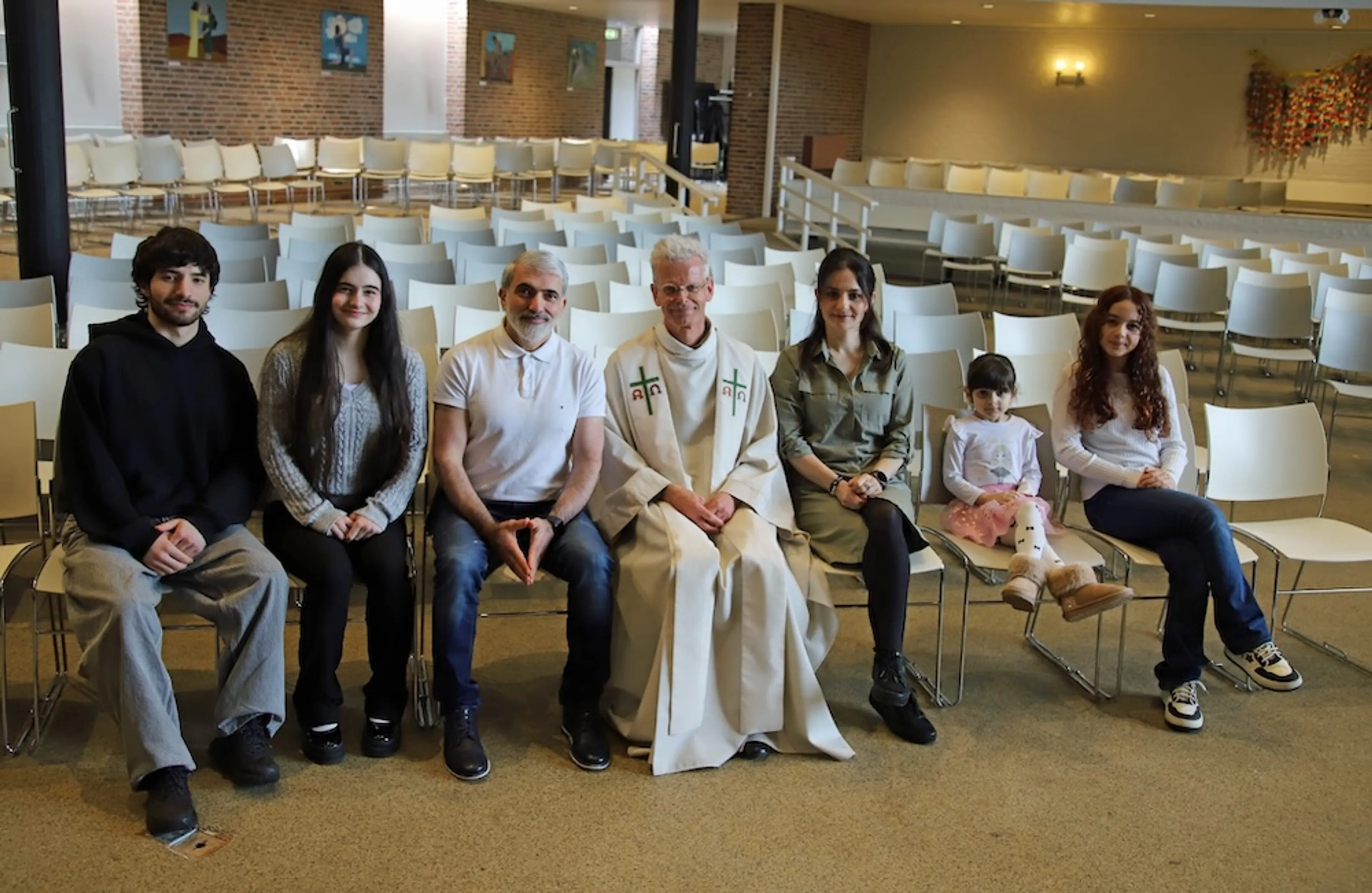 De familie Babayants met dominee Kasper Jager in het midden, afgelopen Paasmorgen. De familie krijgt nu al meer dan 500 dagen kerkasiel in protestantse kerk 'De Open Hof' in Kampen.