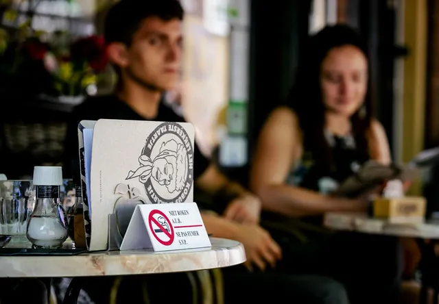 In België mag vanaf 2027 niet meer gerookt worden op het terras. Moet Nederland dit voorbeeld volgen?.