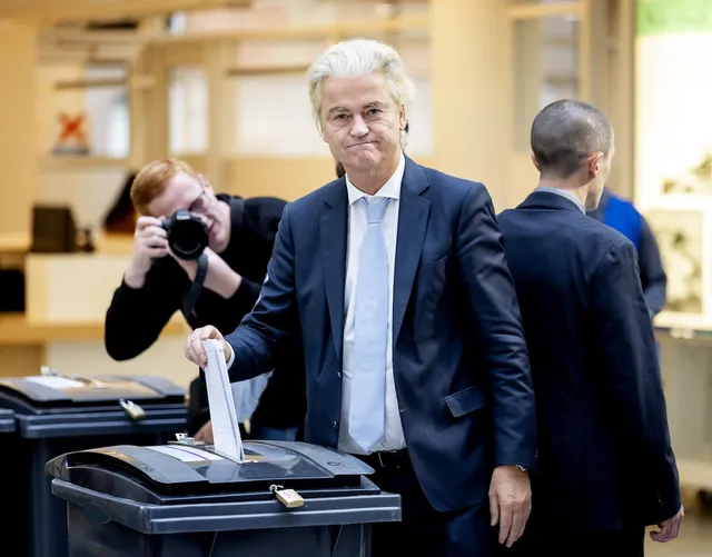 Wilders brengt zijn stem uit tijdens de landelijke verkiezingen in 2025. Daags na de uitslag zaait hij twijfel over de verkiezingsuitslag.