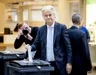 Wilders brengt zijn stem uit tijdens de landelijke verkiezingen in 2025. Daags na de uitslag zaait hij twijfel over de verkiezingsuitslag.