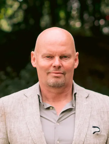 Henk Visscher: “Het maakt niet uit hoe ik erbij zit; zoals mijn schaduw altijd naast me loopt, zo is God altijd bij me.”