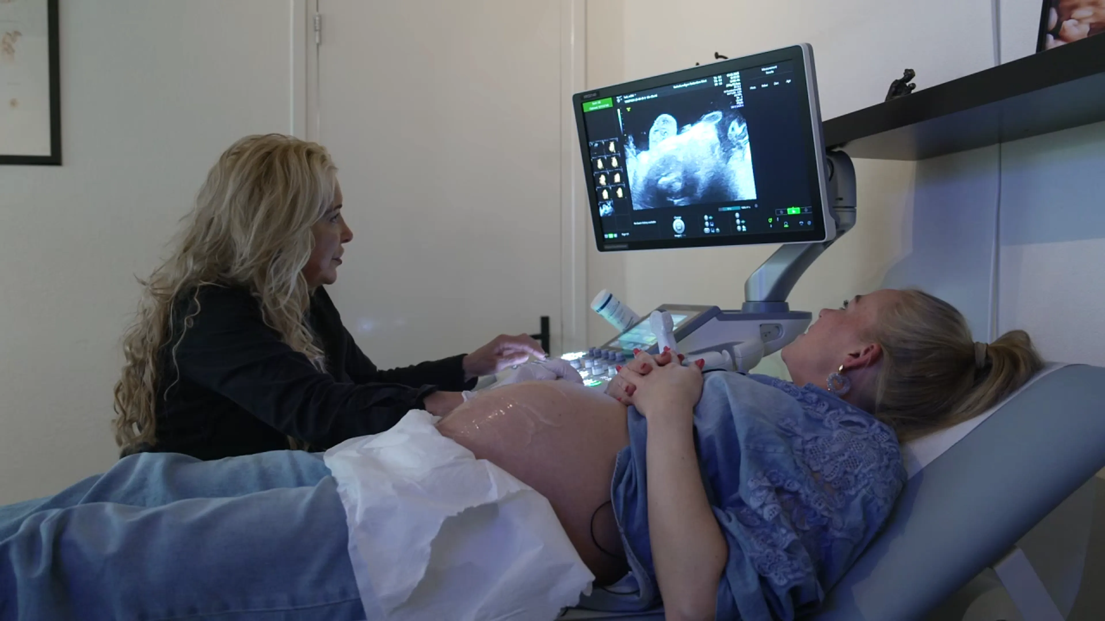 Een echoscopist maakt een geslachtsecho.