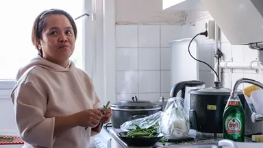 Jo-Anne werkt ongedocumenteerd als nanny: 'Als ik de kinderen op bed leg, denk ik aan mij eigen dochter ver weg'