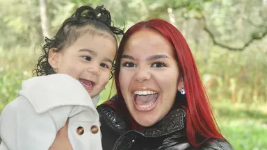 Batya (21) heeft burn-out van zorg voor haar dochter met handicap: 'Toch draagt God mij'