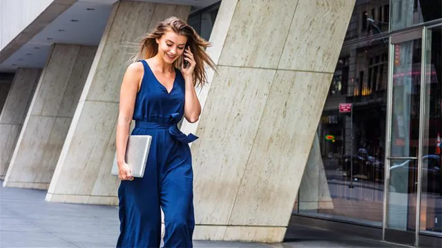 Wat kan ik dragen naar kantoor in de zomer? 'Als iemand het ziet als aanstootgevend is dat hun probleem'.