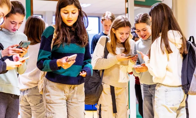 Het demissionaire kabinet wil dat kinderen pas vanaf hun vijftiende gebruikmaken van sociale media. En een eigen smartphone? Die hoort volgens een nieuwe richtlijn pas thuis vanaf groep acht.