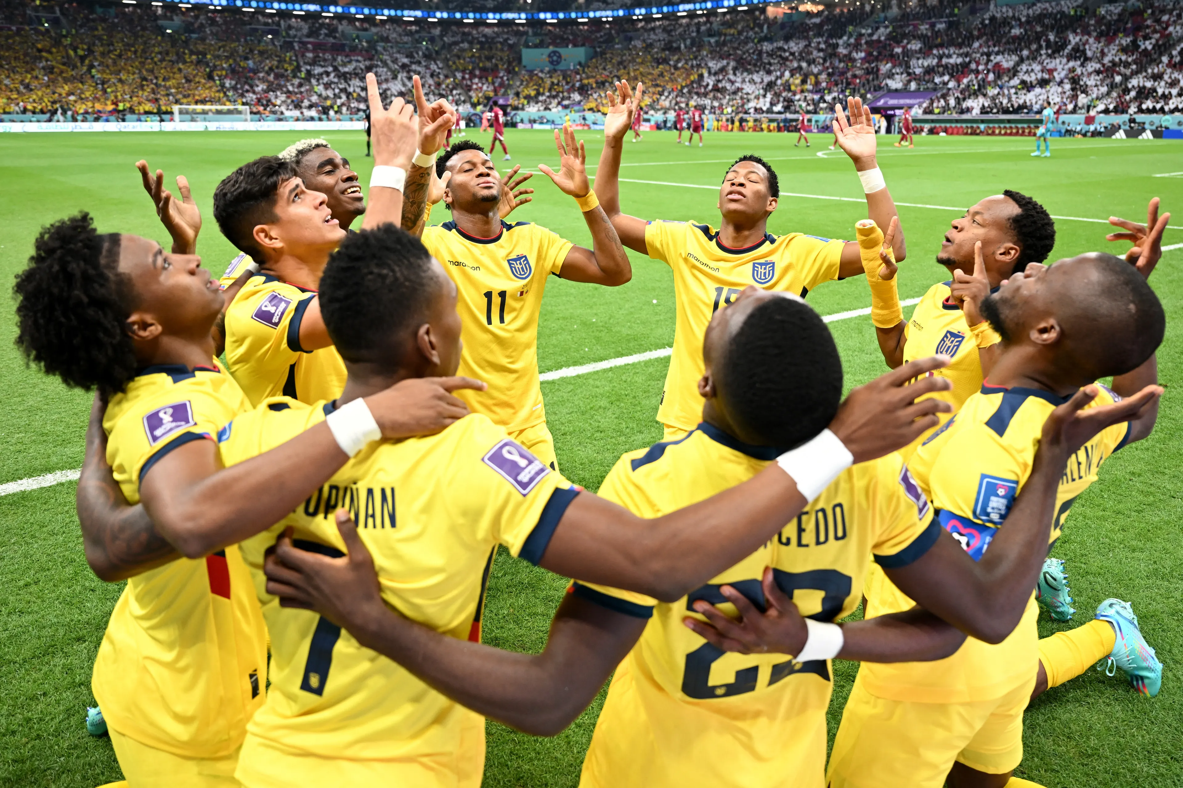 Spelers van Brazilië bidden samen bij een wedstrijd