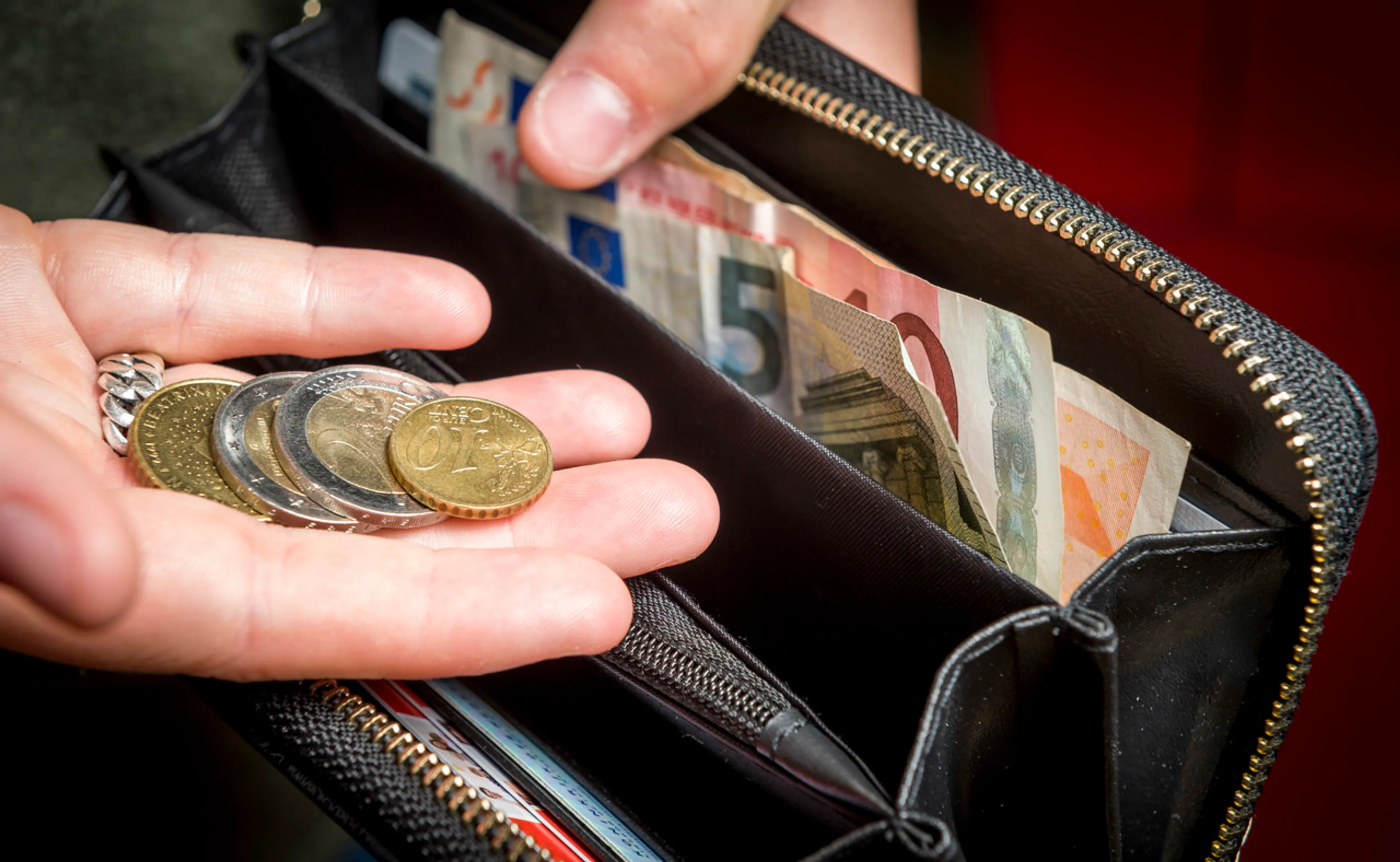 Nederlander spaart meer, maar zorgen blijven: 'Met minder dan 500 euro ben je wel erg kwetsbaar'