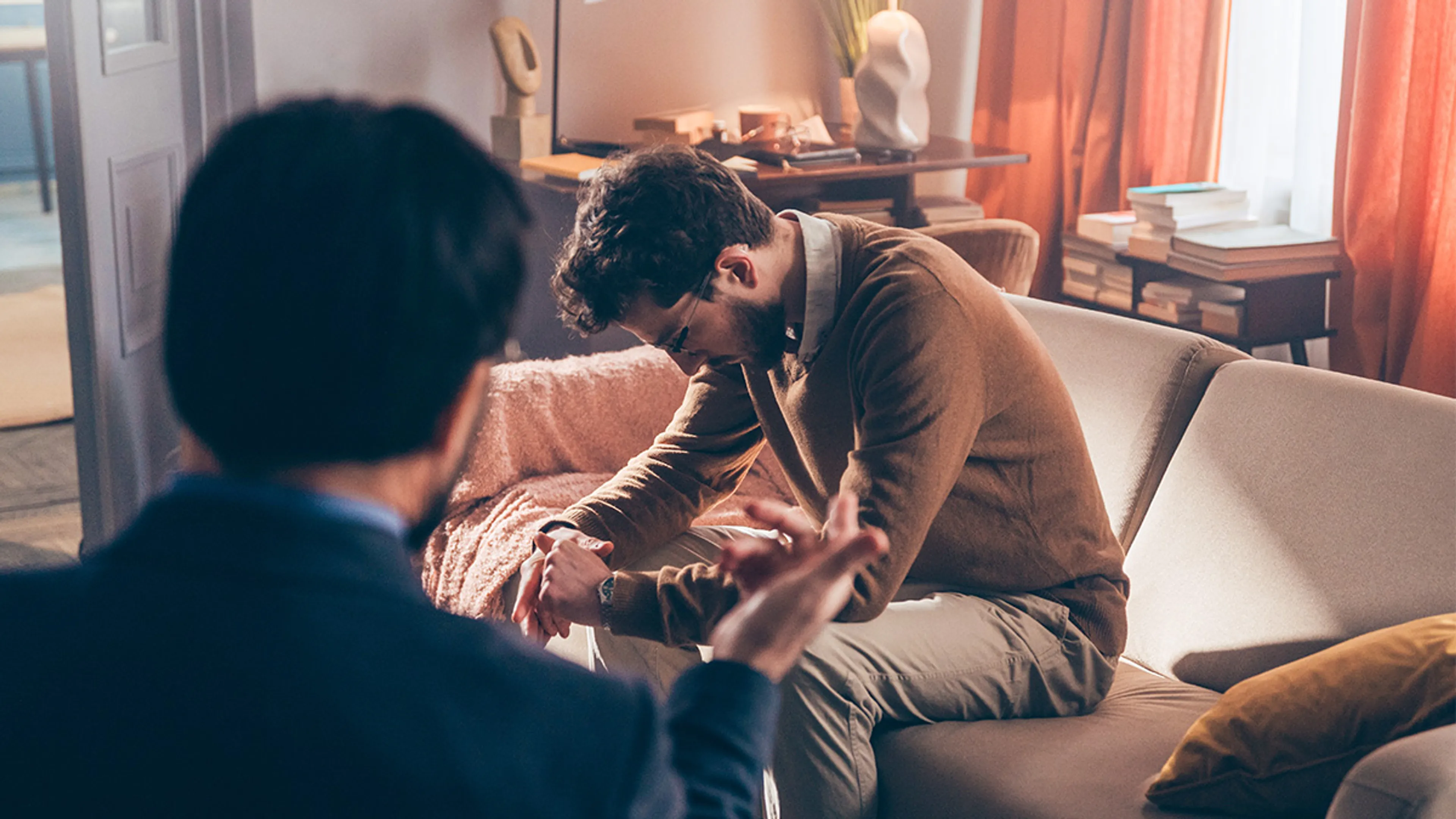 Een man zit op de bank in therapie. De Eerste Kamer wil een verbod op homogenezing (ook wel conversietherapie)