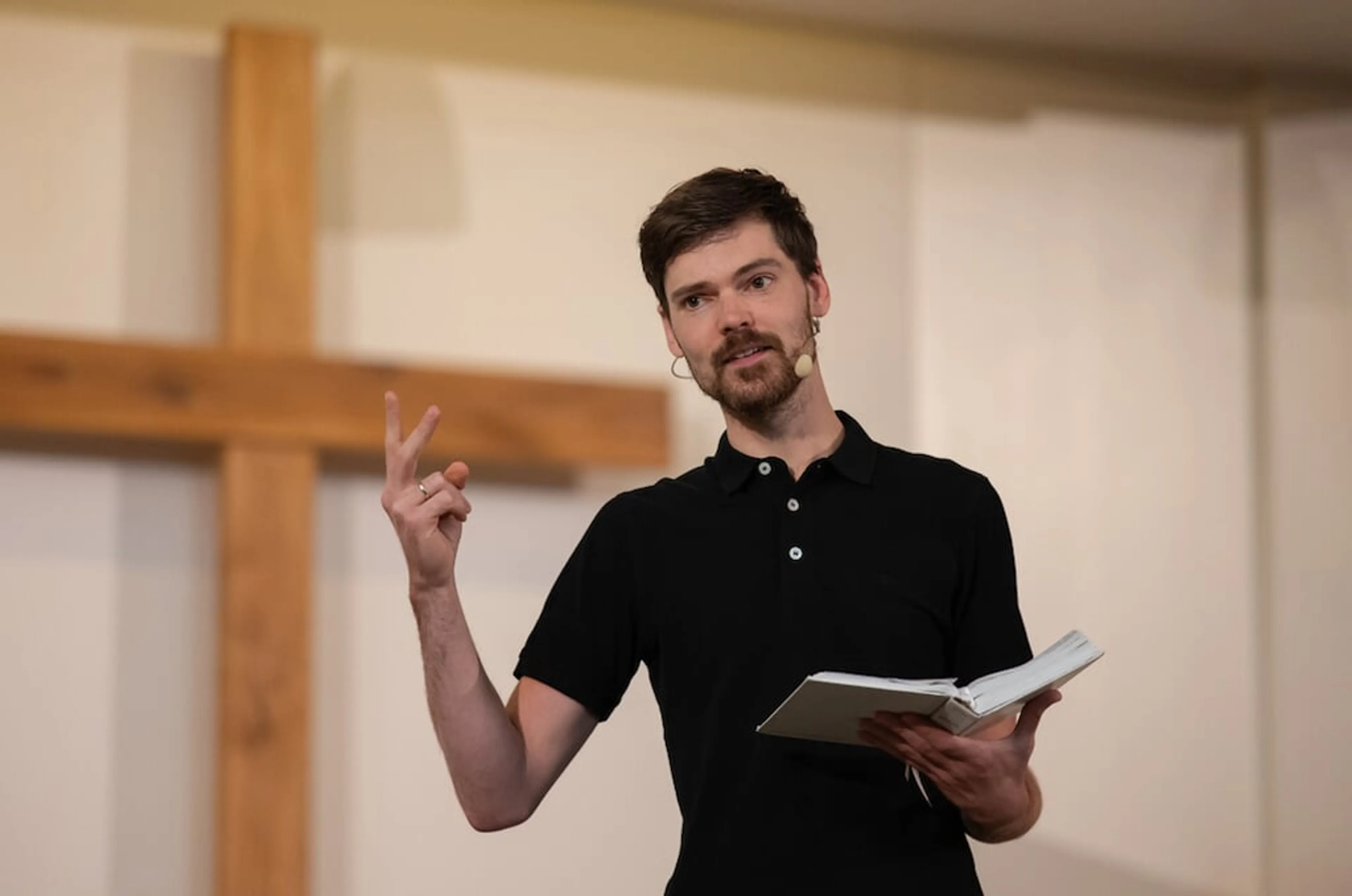 Sjaak Biewenga is predikant van de wijkgemeente Fonteinwerk in Harderwijk. De wijkgemeente roept de Protestantse Kerk in Nederland (PKN) in een open brief op om verantwoordelijkheid te nemen voor haar rol bij binnenlandse afstand en adoptie.