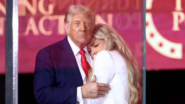 President Trump en Erika Kirk bij de uitvaart van Charlie Kirk.