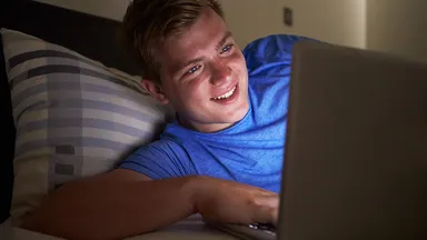 Is porno kijken straks verboden onder de 18 jaar? 'De behoefte blijft gewoon'