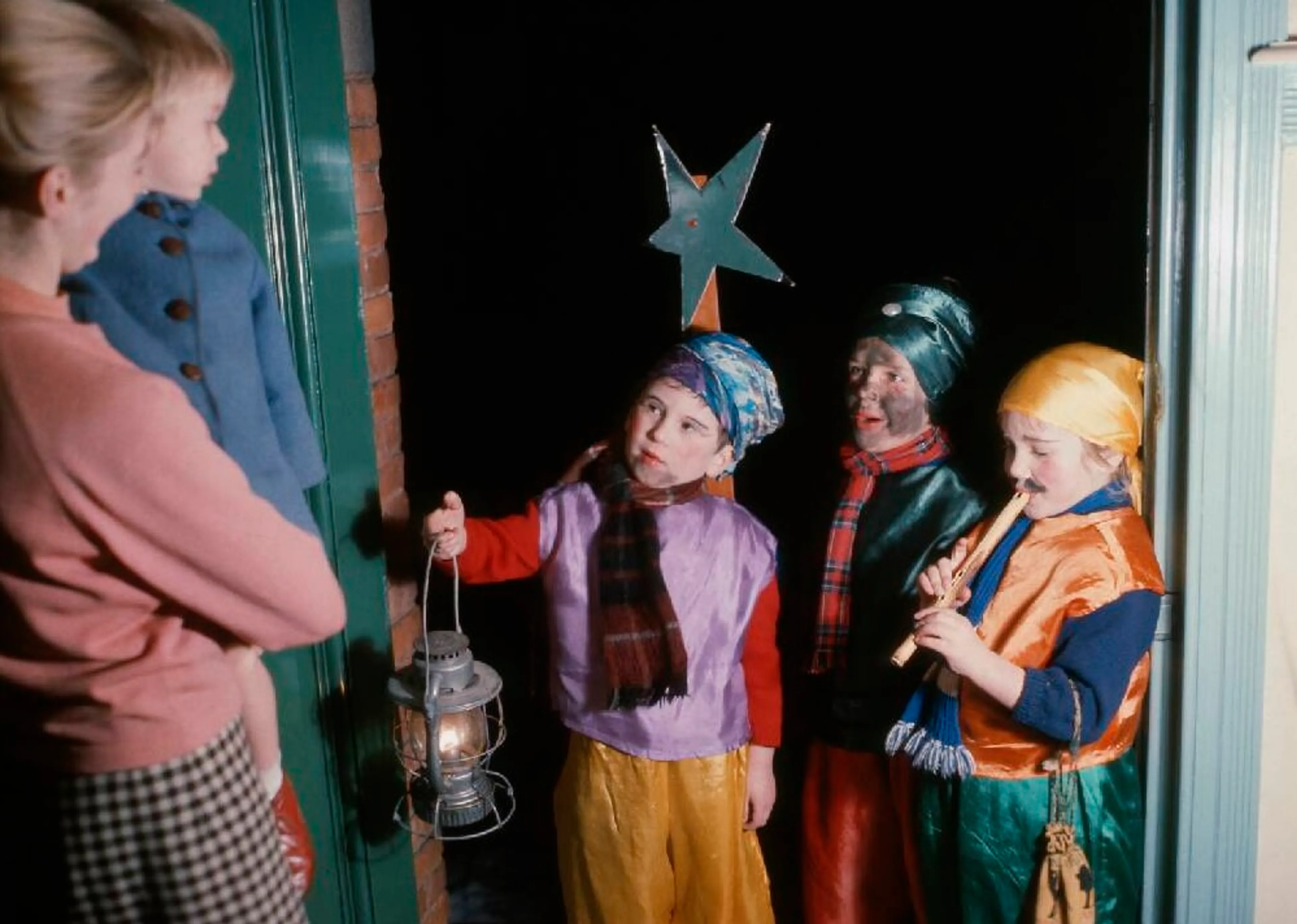 Kinderen aan de deur tijdens het Driekoningenzingen in 1963