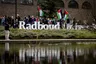 De Radboud Universiteit Nijmegen moet de banden met twee Israëlische universiteiten verbreken. Dat adviseert een commissie die na pro-Palestijnse protesten vorig jaar is opgericht.