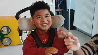 Petrineke heeft een medisch gezinshuis met acht kinderen: 'Kinderen horen niet in instellingen op te groeien'