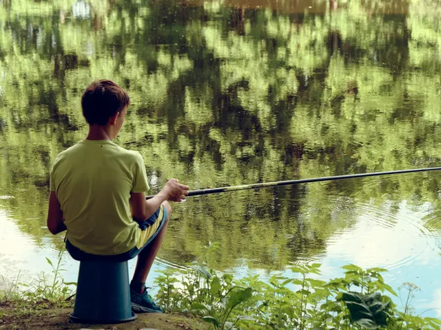 Op zo'n vijfhonderd scholen in ons land wordt visles gegeven. Kinderen leren over het onderwaterleven en mogen zelf vissen, maar niet iedereen is daar blij mee. Is het verantwoord om kinderen te leren vissen? En wie denkt aan het welzijn van de vis?.