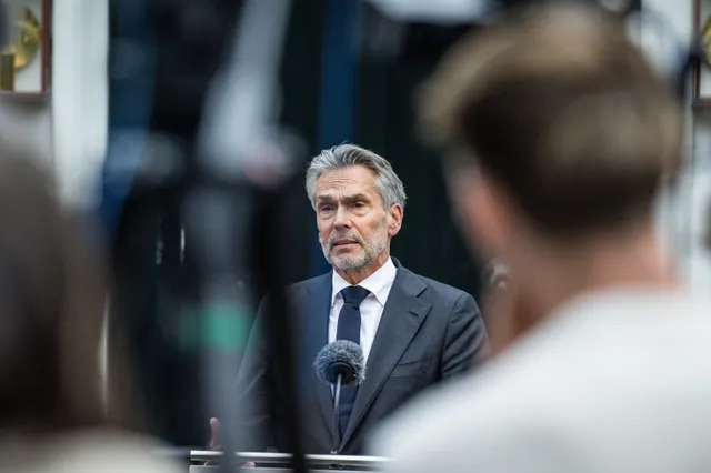 Premier Dick Schoof kondigt val kabinet aan, nieuwe verkiezingen 2025.