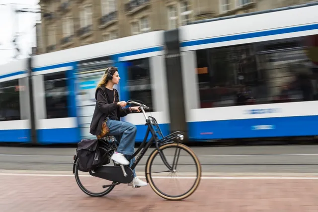 Een fietser, met op de achtergrond een tram.