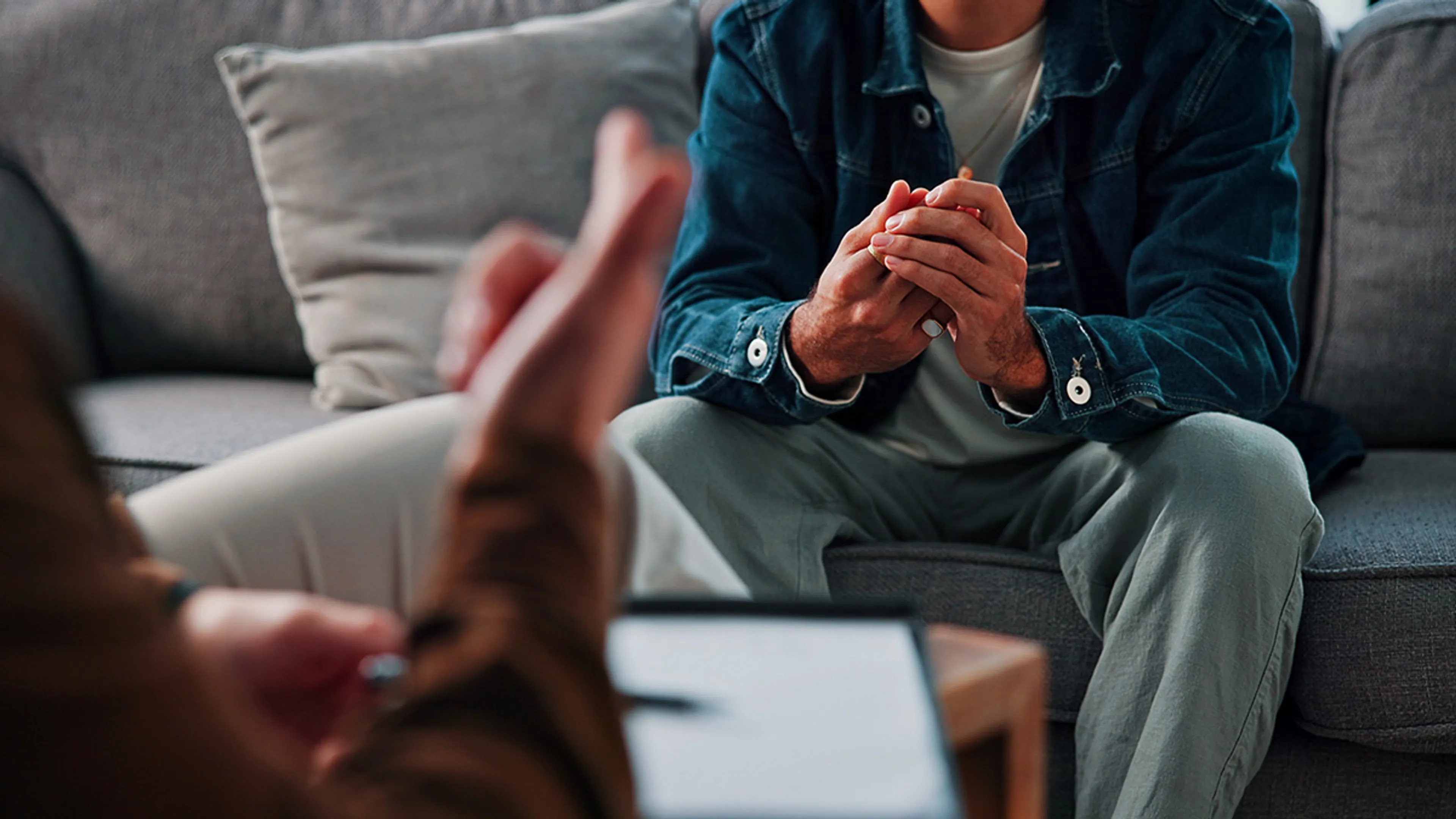 Man zit op de bank in therapeutische setting, foto ter illustratie bij homogenezing/conversietherapie