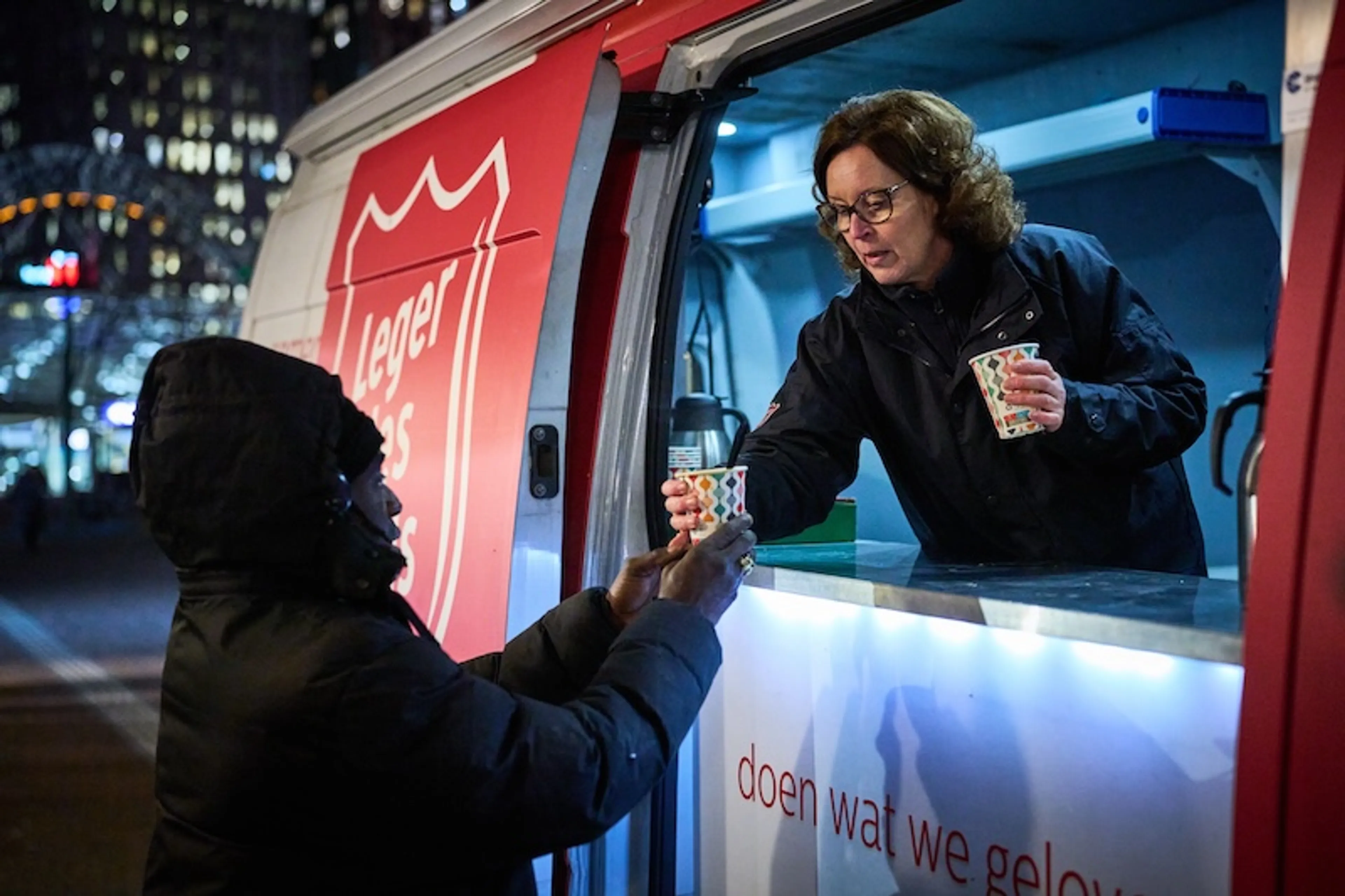 Zijn hulpverleners zoals het Leger des Heils in de nieuwe asielwet echt gevrijwaard van hulp aan illegalen? Volgens bisschop De Korte zijn er juristen die daar over twijfelen.