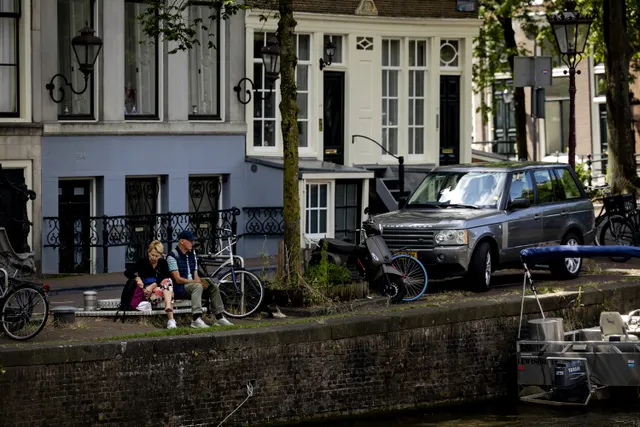 Waarom onze steeds grotere auto's gevaarlijk zijn: 'Pas later zie je de nadelen', SUV aan Amsterdamse gracht.