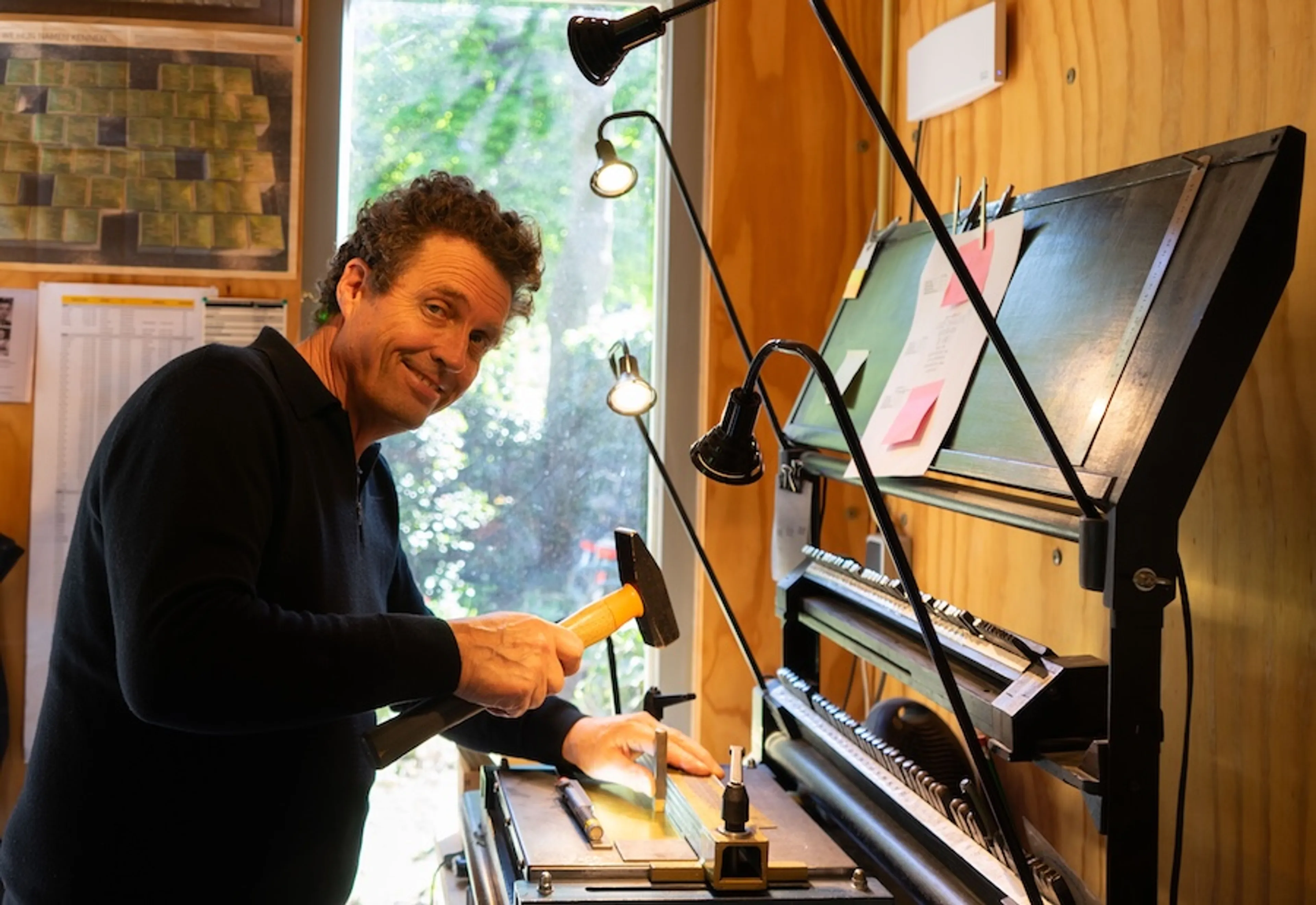 Michael van Heemskerk in de werkplaats waar hij stolpersteine of struikelstenen maakt.