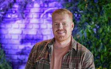 Charrel (38) kreeg agressieve huidkanker: 'Ik woonde hele zomers op het strand'