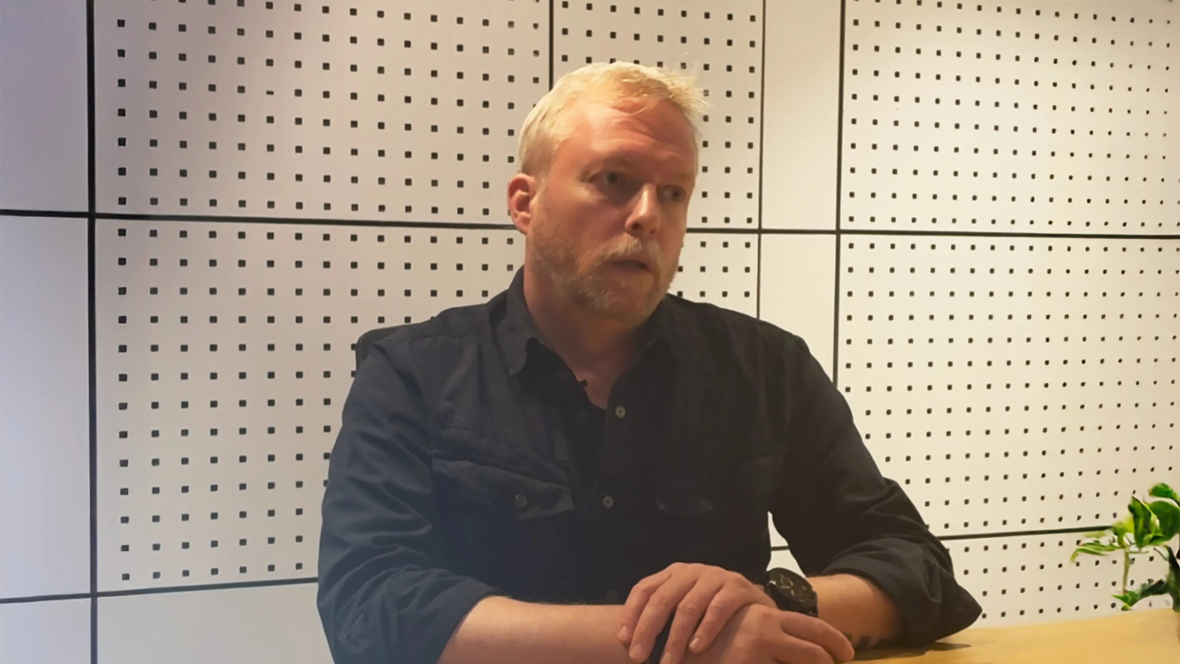 Boudewijn belandt bijna in de cel nadat zijn handtekening wordt vervalst.