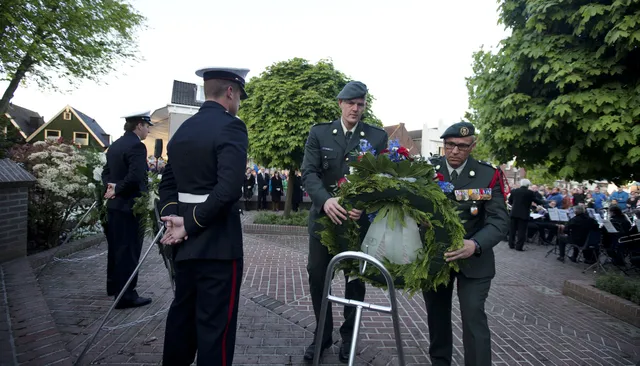 kranslegging tijdens dodenherdenking op urk.