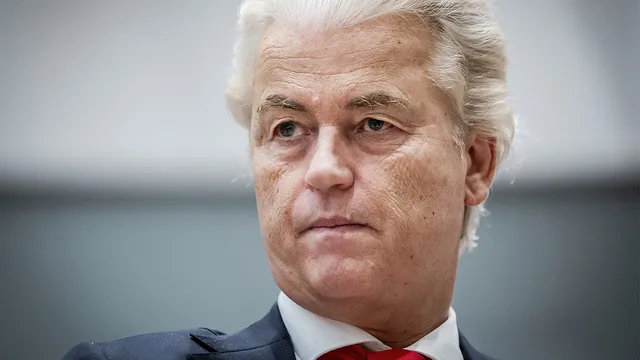 Geert Wilders is de leider van de PVV. De PVV is momenteel de grootste politieke partij van Nederland. Wilders zit in een extraparlementair kabinet met de VVD, BBB en NSC, onder leiding van minister-president Dick Schoof.