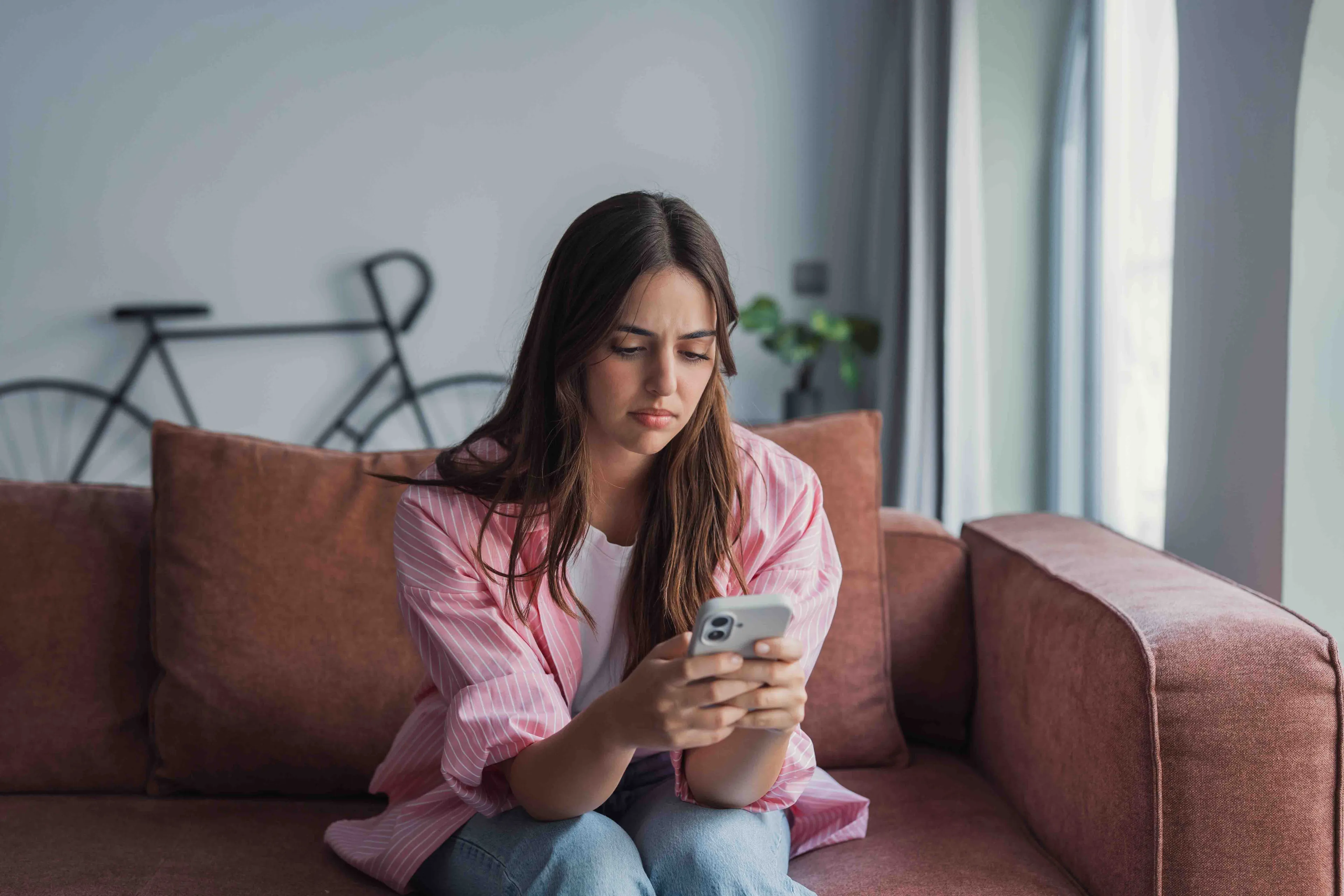 Kan je medische vragen stellen aan ChatGPT? Vrouw op mobiel, chatbot, Marietje Schaake, De Ongelooflijke Podcast