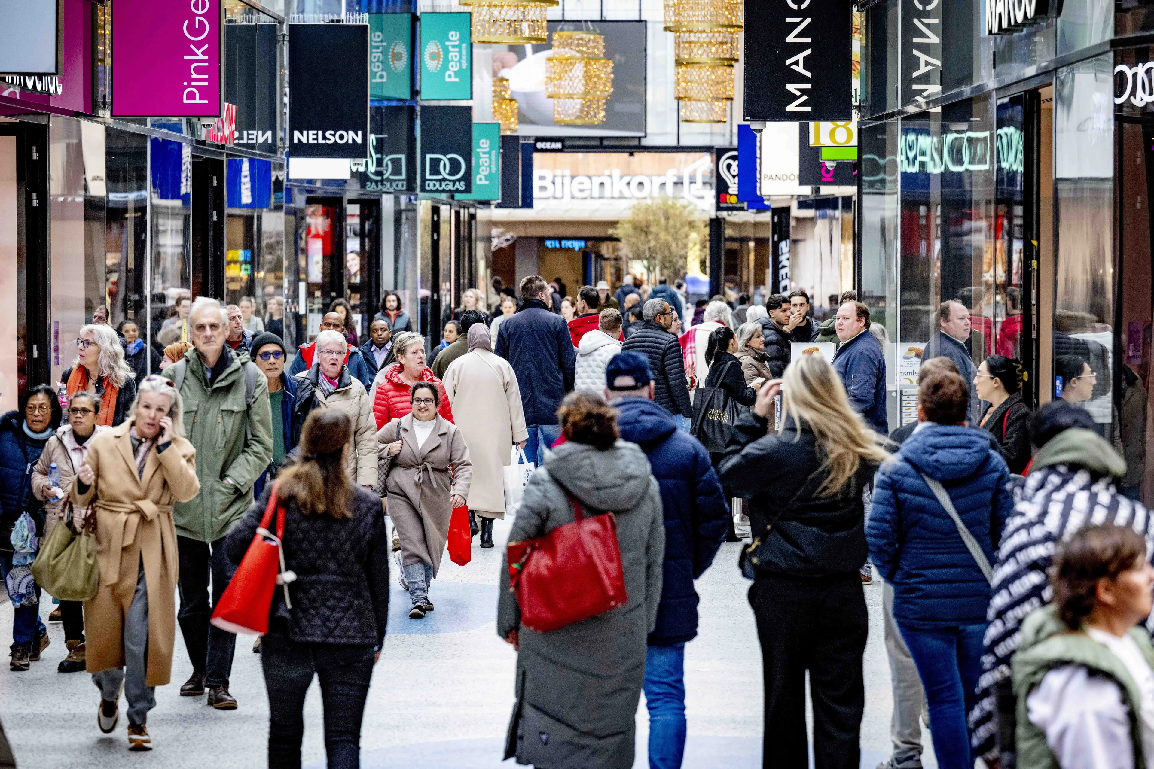 Schulden te makkelijk kwijtgescholden? 'Nee, het inkomen van mensen moet omhoog', winkelcentrum Den Haag