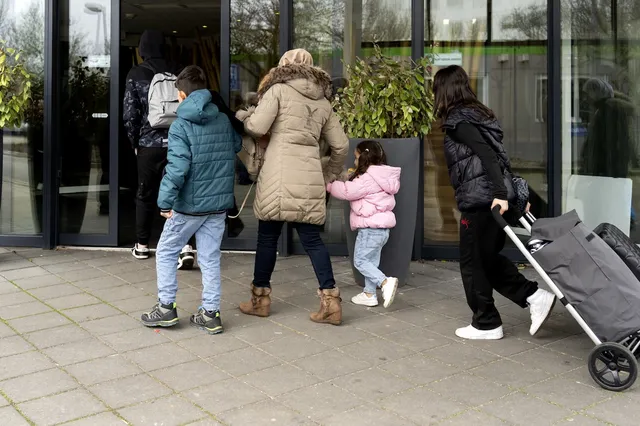 Syrische asielzoekers met koffer.